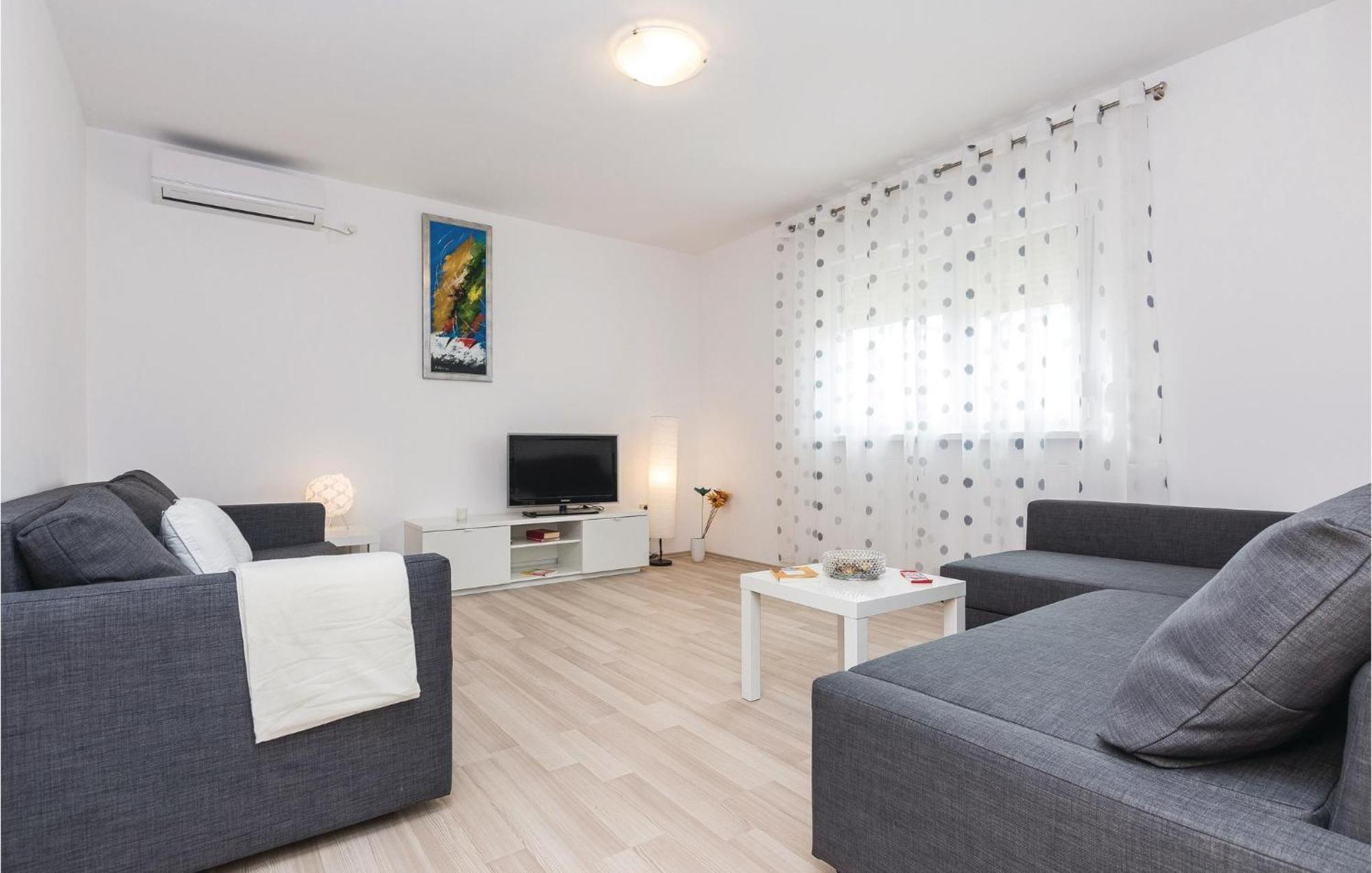 Stunning Home In Zadar With Kitchen Oda fotoğraf