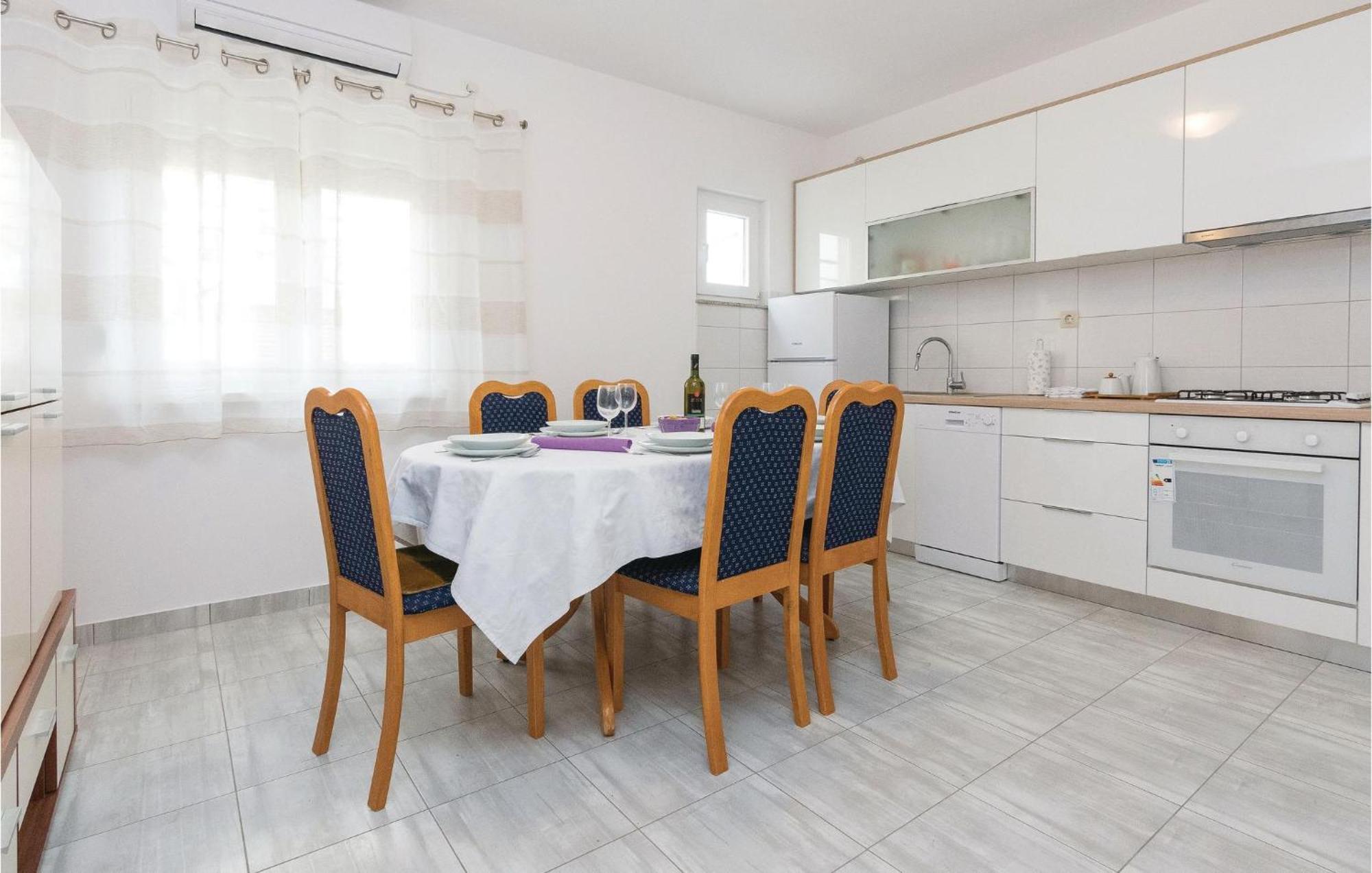 Stunning Home In Zadar With Kitchen Oda fotoğraf